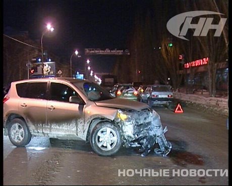 В  центре Екатеринбурга, засмотревшись на одно ДТП, водитель допустил другое: две «Лады», две Toyota разбиты, один человек в больнице